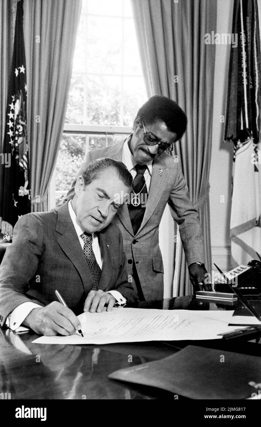 U.S. President Richard Nixon with Entertainer Sammy Davis, Jr., new member of Nat'l. Advisory Council on Economic Opportunity, White House, Washington, D.C., USA, Marion S. Trikosko, U.S. News & World Report Magazine Photograph Collection, July 1971 Stock Photo