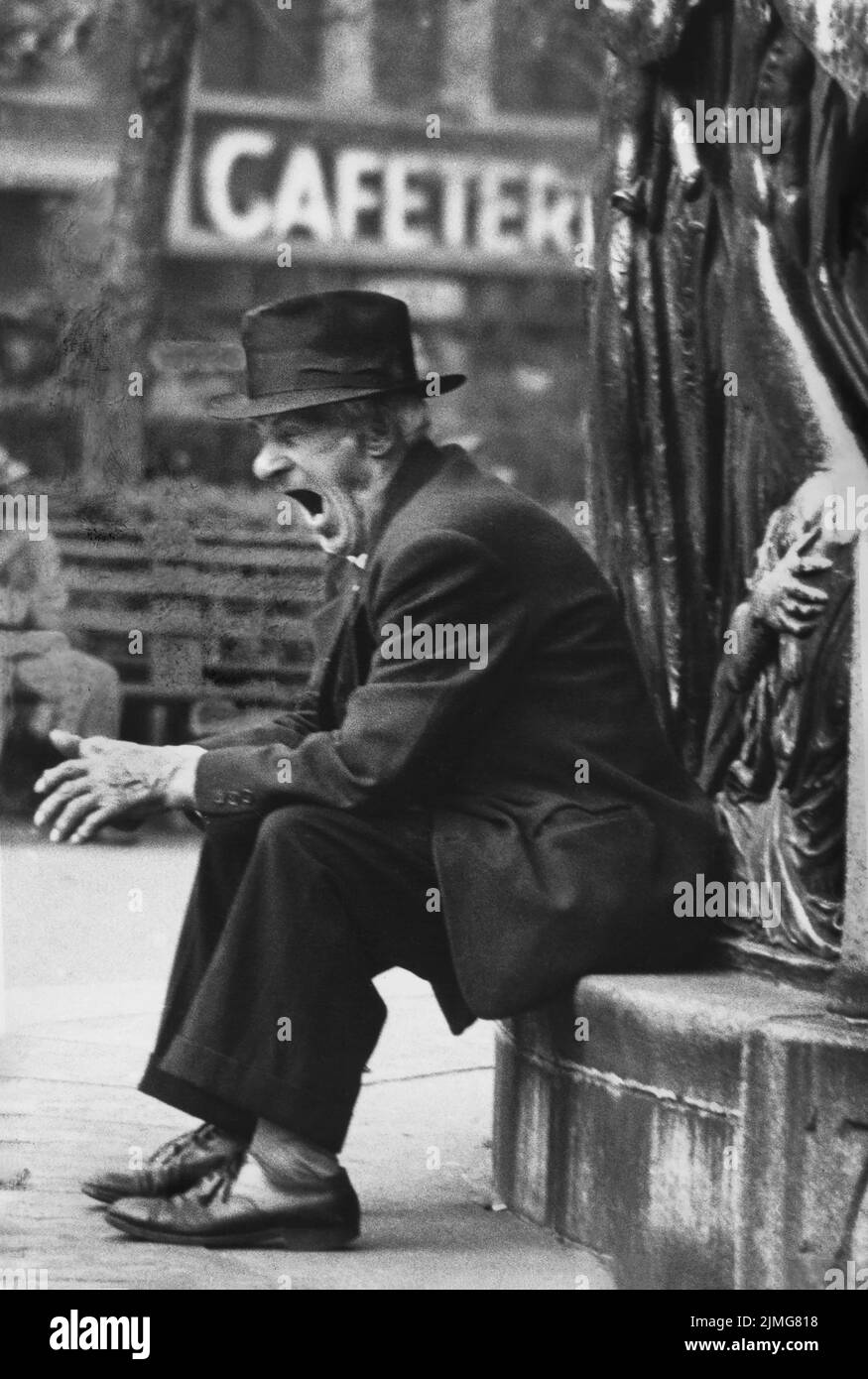 Yawning Man sitting in Union Square Park, New York City, New York, USA, Angelo Rizzuto, Anthony Angel Collection, October 1953 Stock Photo