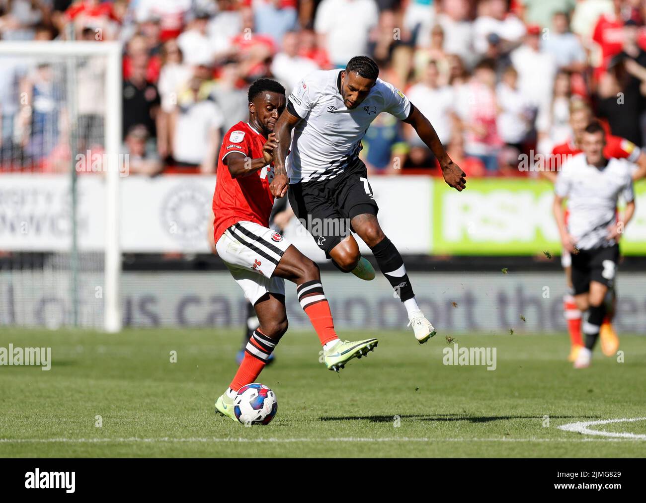 Charlton Athletic's Steven Sessegnon (left) Derby County's Nathaniel Mendez-Laing battle for the ball during the Sky Bet League One match at The Valley, London. Picture date: Saturday August 6, 2022. Stock Photo