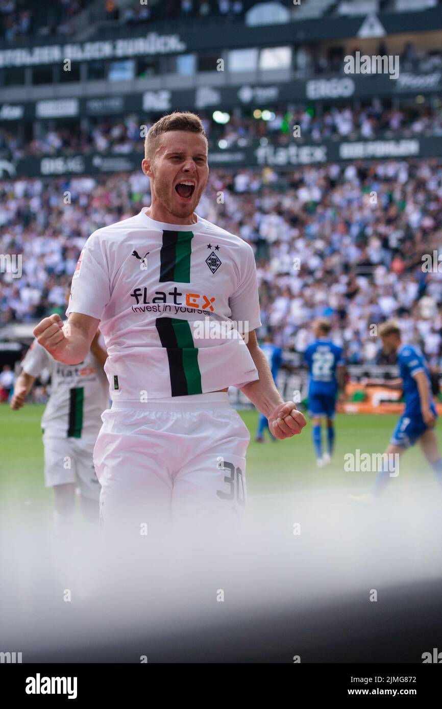 06 August 2022, North Rhine-Westphalia, Mönchengladbach: Soccer: Bundesliga, Borussia Mönchengladbach - TSG 1899 Hoffenheim, Matchday 1, Borussia-Park. Gladbach's scorer Nico Elvedi celebrates after his goal for 3:1. Photo: Marius Becker/dpa - IMPORTANT NOTE: In accordance with the requirements of the DFL Deutsche Fußball Liga and the DFB Deutscher Fußball-Bund, it is prohibited to use or have used photographs taken in the stadium and/or of the match in the form of sequence pictures and/or video-like photo series. Stock Photo