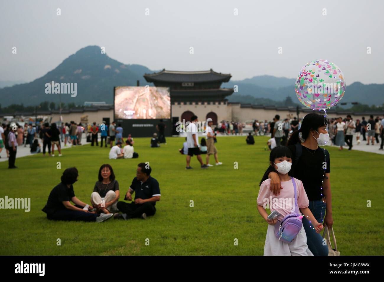 Seoul, South Korea. 6th Aug, 2022. Visitors tour and rest on a lawn at the Gwanghwamun Square in Seoul, South Korea, Aug. 6, 2022. Gwanghwamun Square, a major landmark in Seoul, opened to the public Saturday after nearly two years of renovation. Credit: Wang Yiliang/Xinhua/Alamy Live News Stock Photo