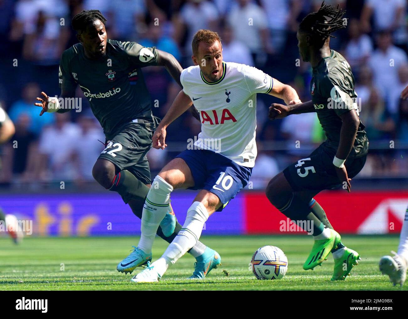 Tottenham Hotspur's Harry Kane (centre) battles for the ball with Southampton's Mohammed Salisu (left) and Romeo Lavia during the Premier League match at Tottenham Hotspur Stadium, London. Picture date: Saturday August 6, 2022. Stock Photo