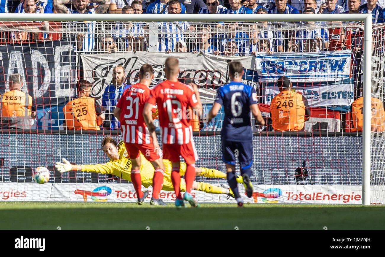 Berlin, Germany. 06th Aug, 2022. Soccer: Bundesliga, 1. FC Union Berlin - Hertha BSC, Matchday 1, An der Alten Försterei. Dodi Lukebakio of Hertha BSC (not in picture) scores against Union's goalkeeper Frederick Rönnow to make it 1:3. Credit: Andreas Gora/dpa - IMPORTANT NOTE: In accordance with the requirements of the DFL Deutsche Fußball Liga and the DFB Deutscher Fußball-Bund, it is prohibited to use or have used photographs taken in the stadium and/or of the match in the form of sequence pictures and/or video-like photo series./dpa/Alamy Live News Stock Photo