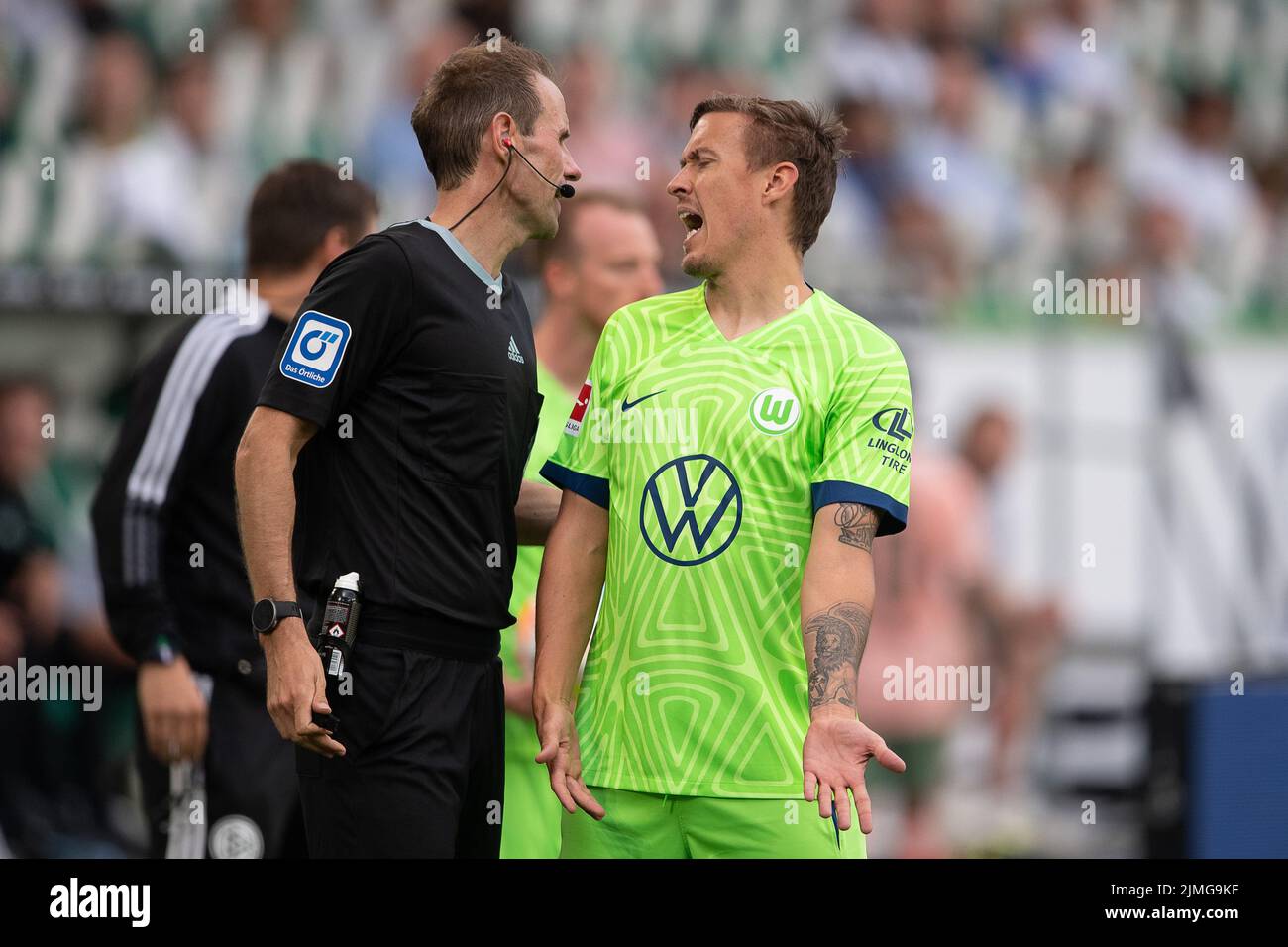 Wolfsburg, Germany. 06th Aug, 2022. Soccer, Bundesliga, VfL Wolfsburg - SV Werder Bremen, Matchday 1, Volkswagen Arena. Wolfsburg's Max Kruse (r) discusses with referee Sascha Stegemann. Credit: Swen Pförtner/dpa - IMPORTANT NOTE: In accordance with the requirements of the DFL Deutsche Fußball Liga and the DFB Deutscher Fußball-Bund, it is prohibited to use or have used photographs taken in the stadium and/or of the match in the form of sequence pictures and/or video-like photo series./dpa/Alamy Live News Stock Photo