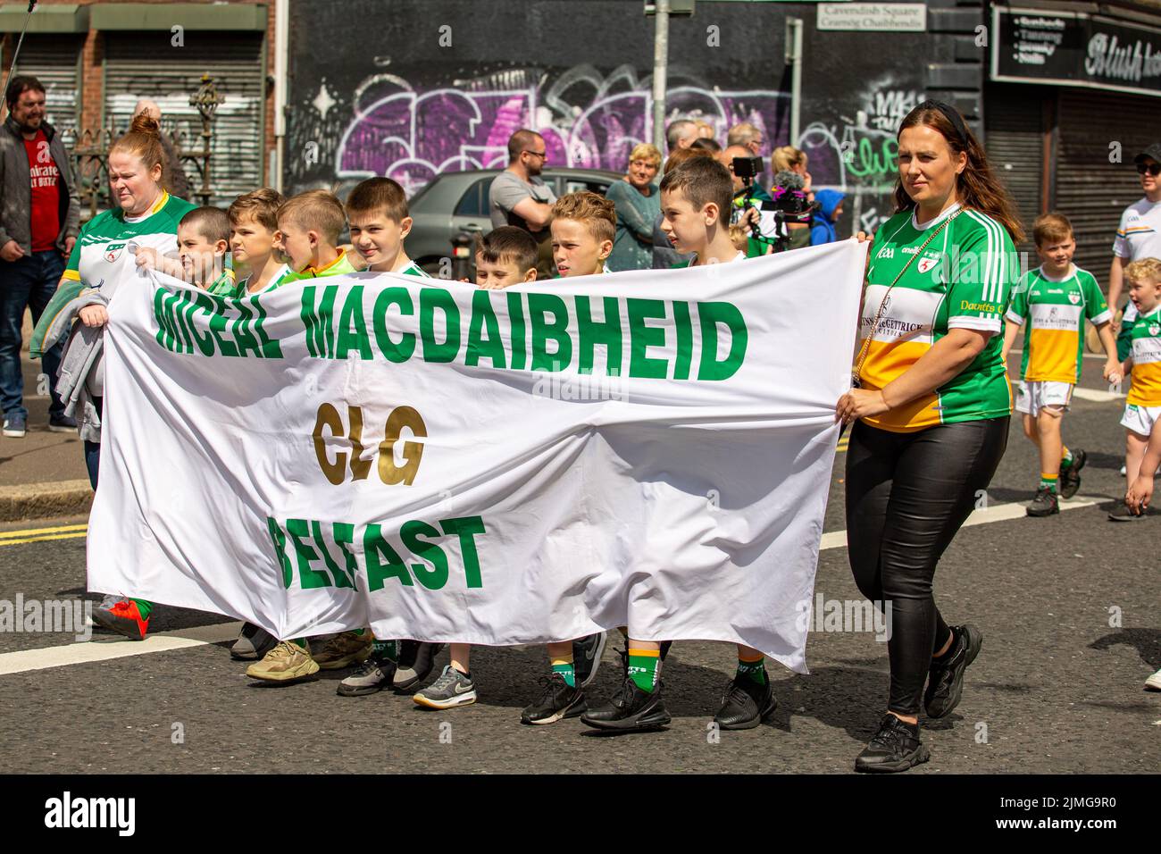 Belfast, UK. 06th Aug, 2022. Féile an Phobail Carnival Parade a few Thousand people watch the Féile an Phobail Carnival as it made it's way from Dunville Pak to Sportlann na hÉireann on the Falls Road Credit: Bonzo/Alamy Live News Stock Photo