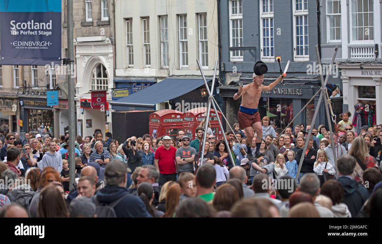 Edinburgh Festival Fringe, Royal Mile, Edinburgh, Scotland, UK. 6th August 2022. EdFringe on Royal Mile, 2nd Day for street performers and shows to demonstate and promote thie creative skills. Pictured: Kwabana Lindsay street performer performin on a slack line. Credit: ArchWhite/alamy live news. Stock Photo