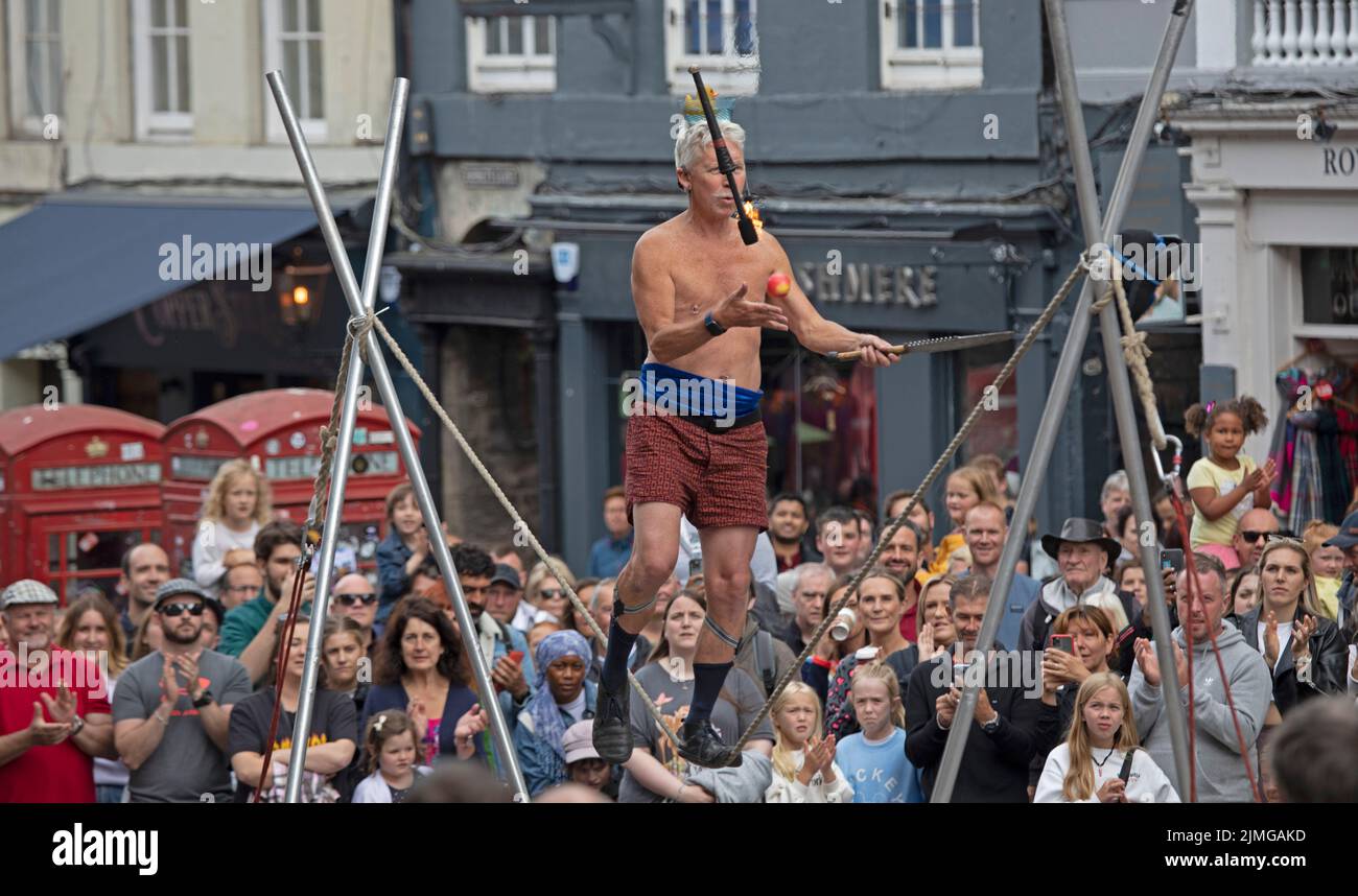 Edinburgh Festival Fringe, Royal Mile, Edinburgh, Scotland, UK. 6th August 2022. EdFringe on Royal Mile, 2nd Day for street performers and shows to demonstate and promote thie creative skills. Pictured: Kwabana Lindsay street performer performin on a slack line. Credit: ArchWhite/alamy live news. Stock Photo