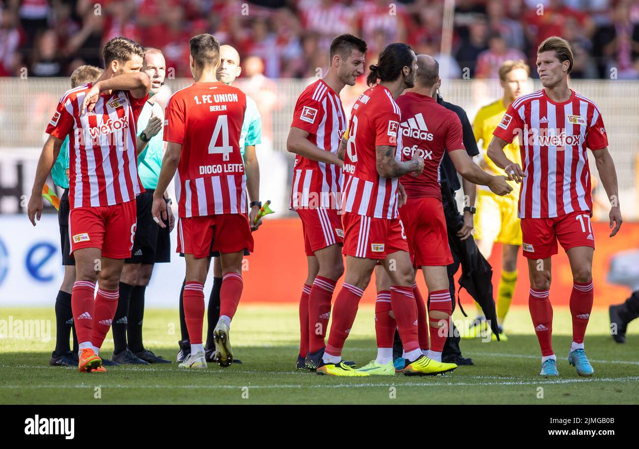 06 August 2022, Berlin: Soccer: Bundesliga, 1. FC Union Berlin - Hertha BSC, Matchday 1, An der Alten Försterei. The Union Berlin team celebrates its 3:1 victory against Hertha BSC. Photo: Andreas Gora/dpa - IMPORTANT NOTE: In accordance with the requirements of the DFL Deutsche Fußball Liga and the DFB Deutscher Fußball-Bund, it is prohibited to use or have used photographs taken in the stadium and/or of the match in the form of sequence pictures and/or video-like photo series. Stock Photo