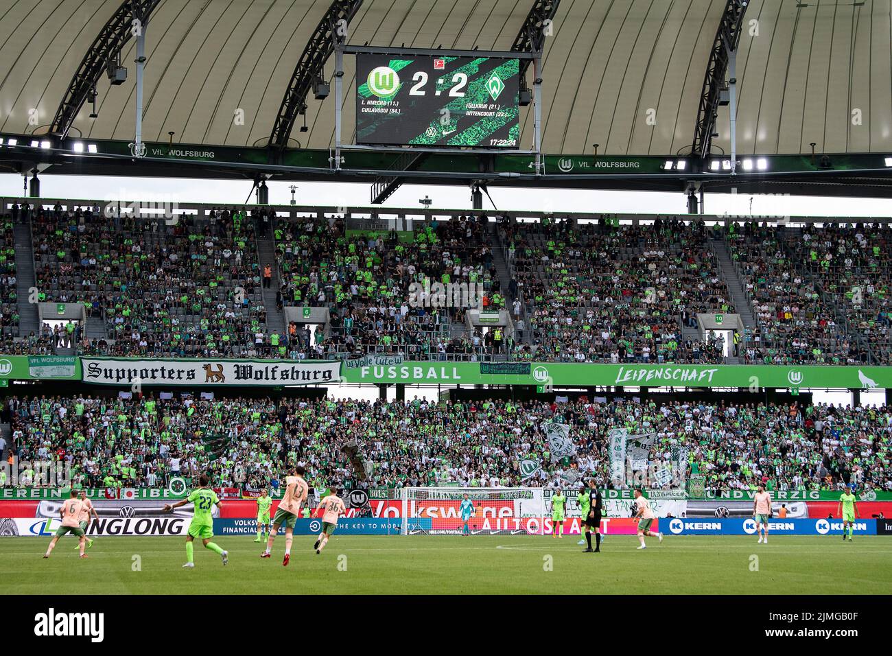 06 August 2022, Lower Saxony, Wolfsburg: Soccer, Bundesliga, VfL Wolfsburg - SV Werder Bremen, Matchday 1, Volkswagen Arena. The final score 2:2 is displayed on a video screen. Photo: Swen Pförtner/dpa - IMPORTANT NOTE: In accordance with the requirements of the DFL Deutsche Fußball Liga and the DFB Deutscher Fußball-Bund, it is prohibited to use or have used photographs taken in the stadium and/or of the match in the form of sequence pictures and/or video-like photo series. Stock Photo