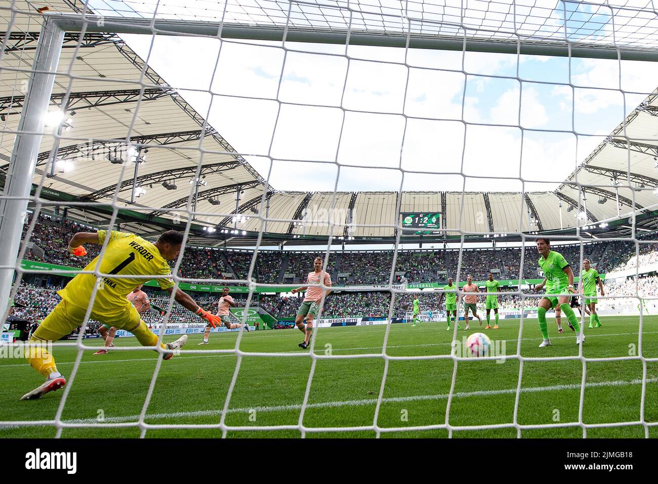 06 August 2022, Lower Saxony, Wolfsburg: Soccer, Bundesliga, VfL Wolfsburg - SV Werder Bremen, Matchday 1, Volkswagen Arena. Bremen goalkeeper Jiri Pavlenka (l) can't prevent the goal to make it 2:2. Photo: Swen Pförtner/dpa - IMPORTANT NOTE: In accordance with the requirements of the DFL Deutsche Fußball Liga and the DFB Deutscher Fußball-Bund, it is prohibited to use or have used photographs taken in the stadium and/or of the match in the form of sequence pictures and/or video-like photo series. Stock Photo