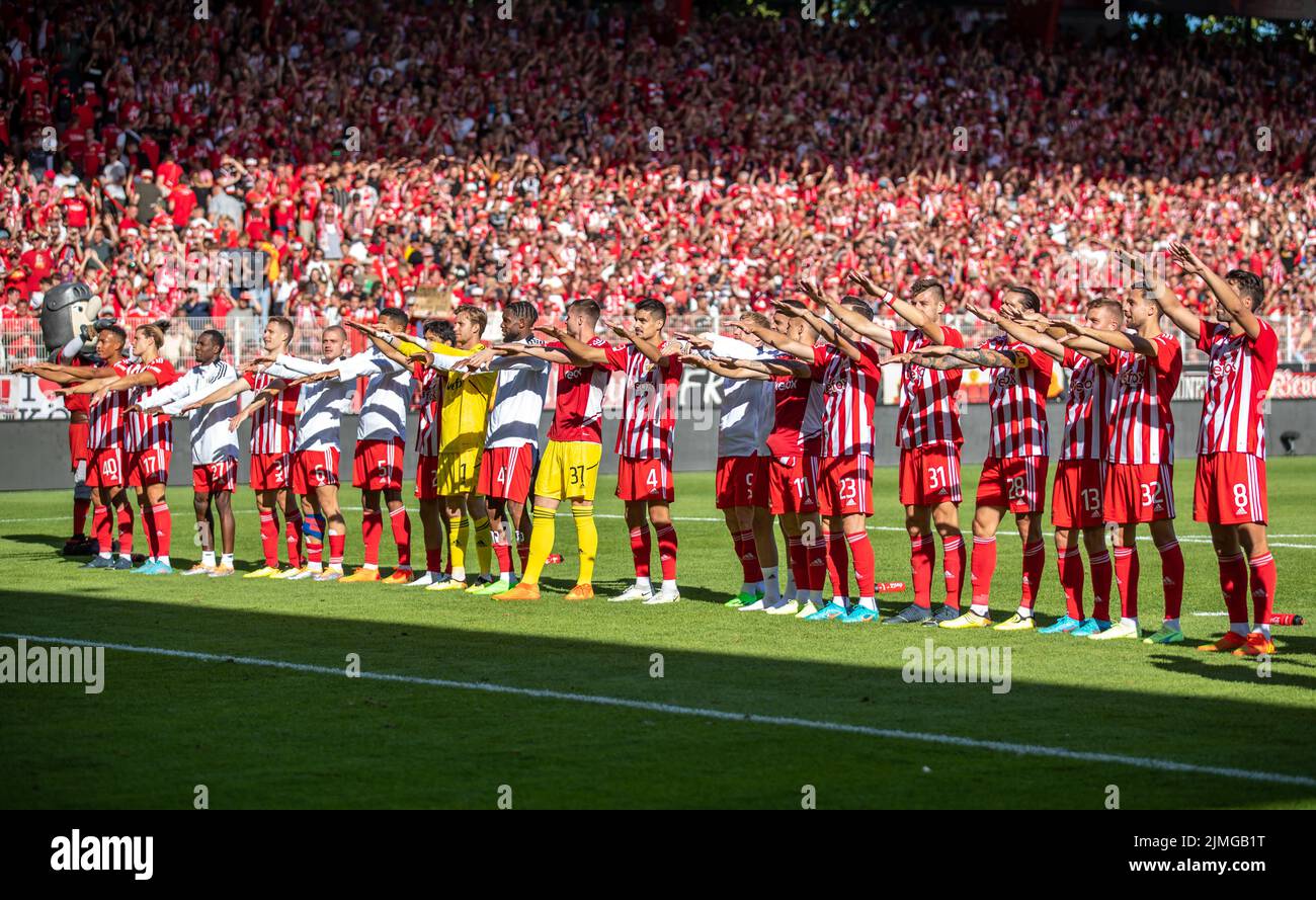 06 August 2022, Berlin: Soccer: Bundesliga, 1. FC Union Berlin - Hertha BSC, Matchday 1, An der Alten Försterei. The Union Berlin team celebrates with their fans the 3:1 victory against Hertha BSC. Photo: Andreas Gora/dpa - IMPORTANT NOTE: In accordance with the requirements of the DFL Deutsche Fußball Liga and the DFB Deutscher Fußball-Bund, it is prohibited to use or have used photographs taken in the stadium and/or of the match in the form of sequence pictures and/or video-like photo series. Stock Photo