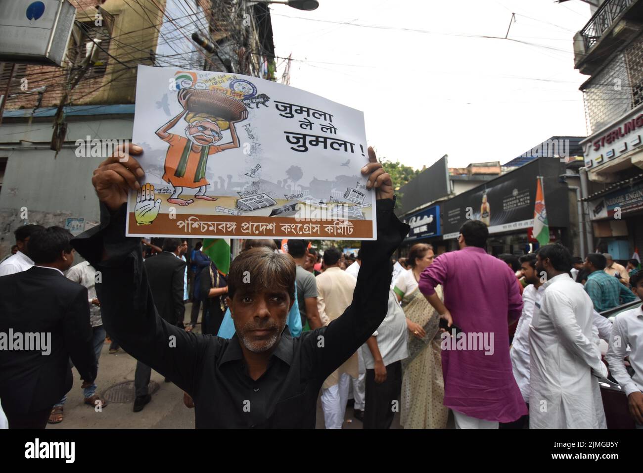August 5, 2022, Kolkata, West Bengal, India: Protest rally by the West Bengal Pradesh Congress Committee towards the Raj Bhavan, in protest against various burning issues such as Price Rise, Unemployment, Agnipath Scheme, and GST. (Credit Image: © Biswarup Ganguly/Pacific Press via ZUMA Press Wire) Stock Photo