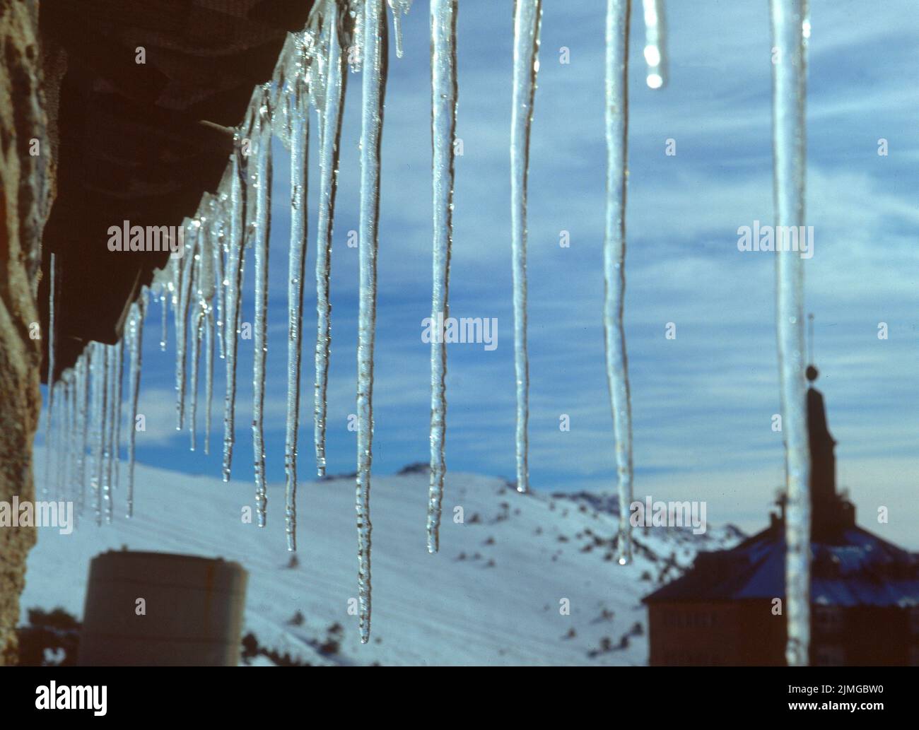 CARAMBANOS DE HIELO COLGADOS DE UN TEJADO. Location: PUERTO DE NAVACERRADA. PROVINCIA. MADRID. SPAIN. Stock Photo