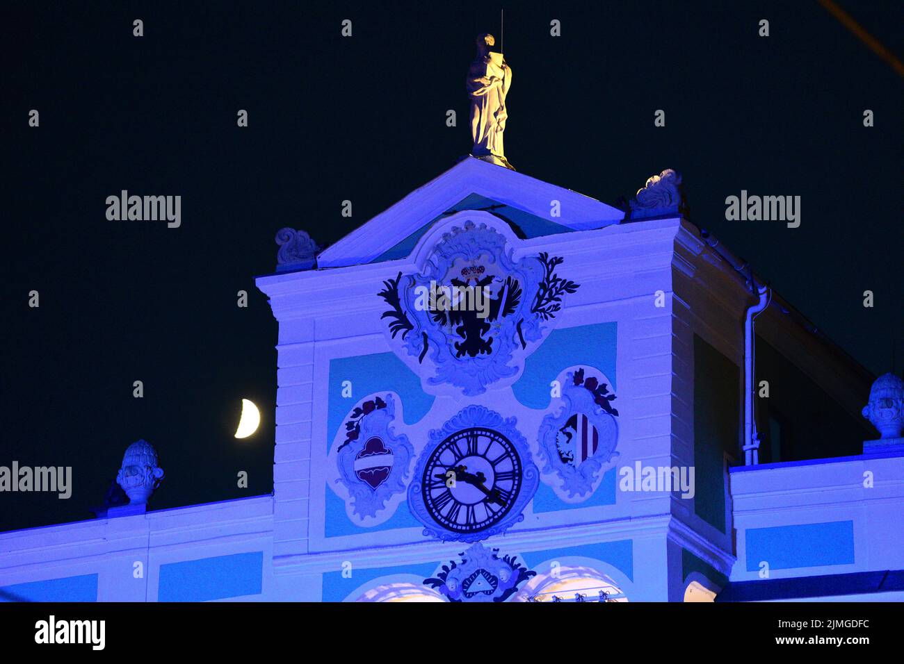 Blau beleuchtetes Rathaus in Gmunden bei Nacht (Bezirk Gmunden, Oberösterreich, Österreich) - Blue illuminated Town hall in Gmunden at night (Gmunden Stock Photo