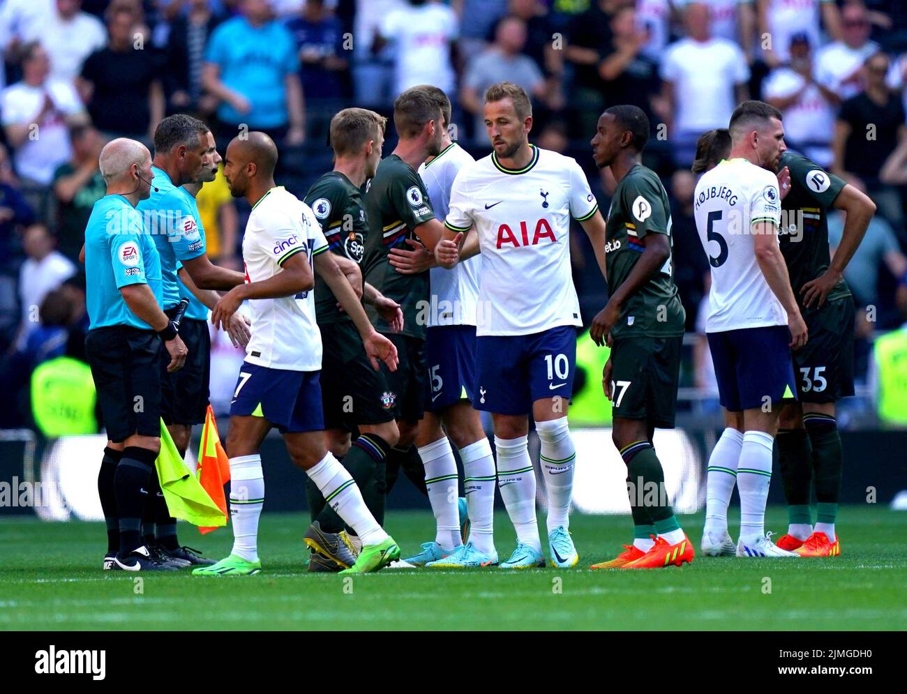 Tottenham Hotspur's Harry Kane (centre right) at the end of the Premier League match at Tottenham Hotspur Stadium, London. Picture date: Saturday August 6, 2022. Stock Photo