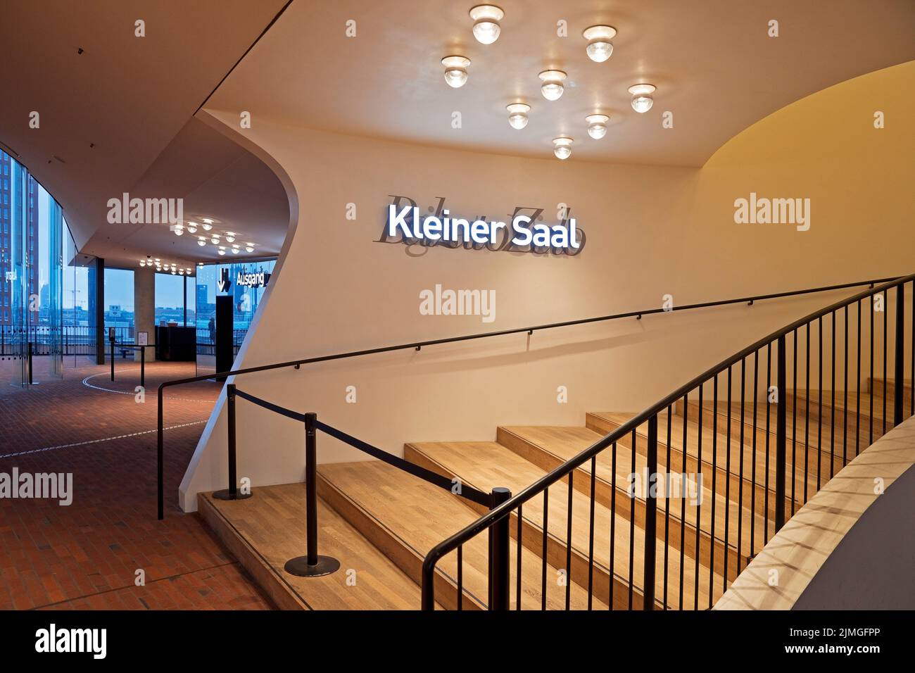 Plaza mit Ziegelsteinboden und Zugang zum kleinen Konzertsaal, oeffentliche Aussichtsplattform, Elbphilharmonie, Hamburg, Deutschland, Europa Stock Photo