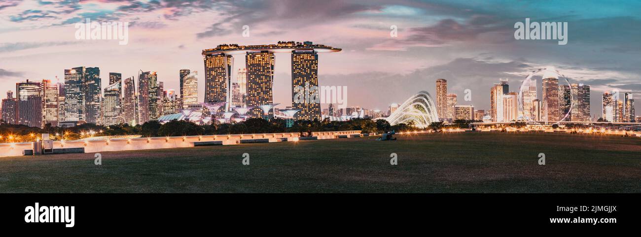 SSINGAPORE, SINGAPORE - MARCH 2019: Vibrant Singapore skyline at night Stock Photo