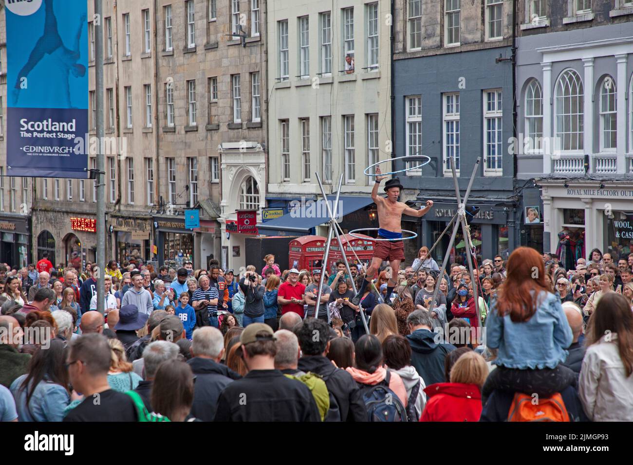 Edinburgh Festival Fringe, Royal Mile, Edinburgh, Scotland, UK. 6th August 2022. Weather dull and cloudy for most of the 2nd Day of EdFringe on a busy Royal Mile for people looking for shows and street performers. Kwabana Lindsay draws a large crowd on Royal Mile. Credit: Scottishcreative/alamy live news. Stock Photo