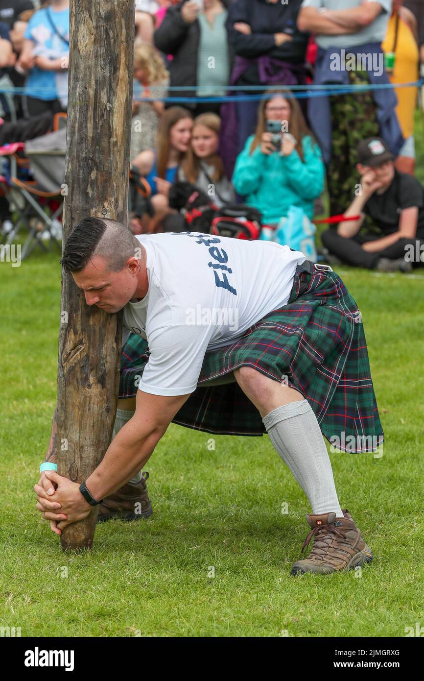 Dundonald, UK. 06th Aug, 2022. For the first time after the covid restrictions were lifted, the village of Dundonald, Ayrshire, hosted its annual Highland games with the usual entertainment of pipe bands, highland dancing competitions, the 'heavy' games including tossing the caber and a number of competitions for children including fancy dress and tug-o'-war. It was estimated that over 10,000 spectators turned out and it was the best attendance in its history. Credit: Findlay/Alamy Live News Stock Photo