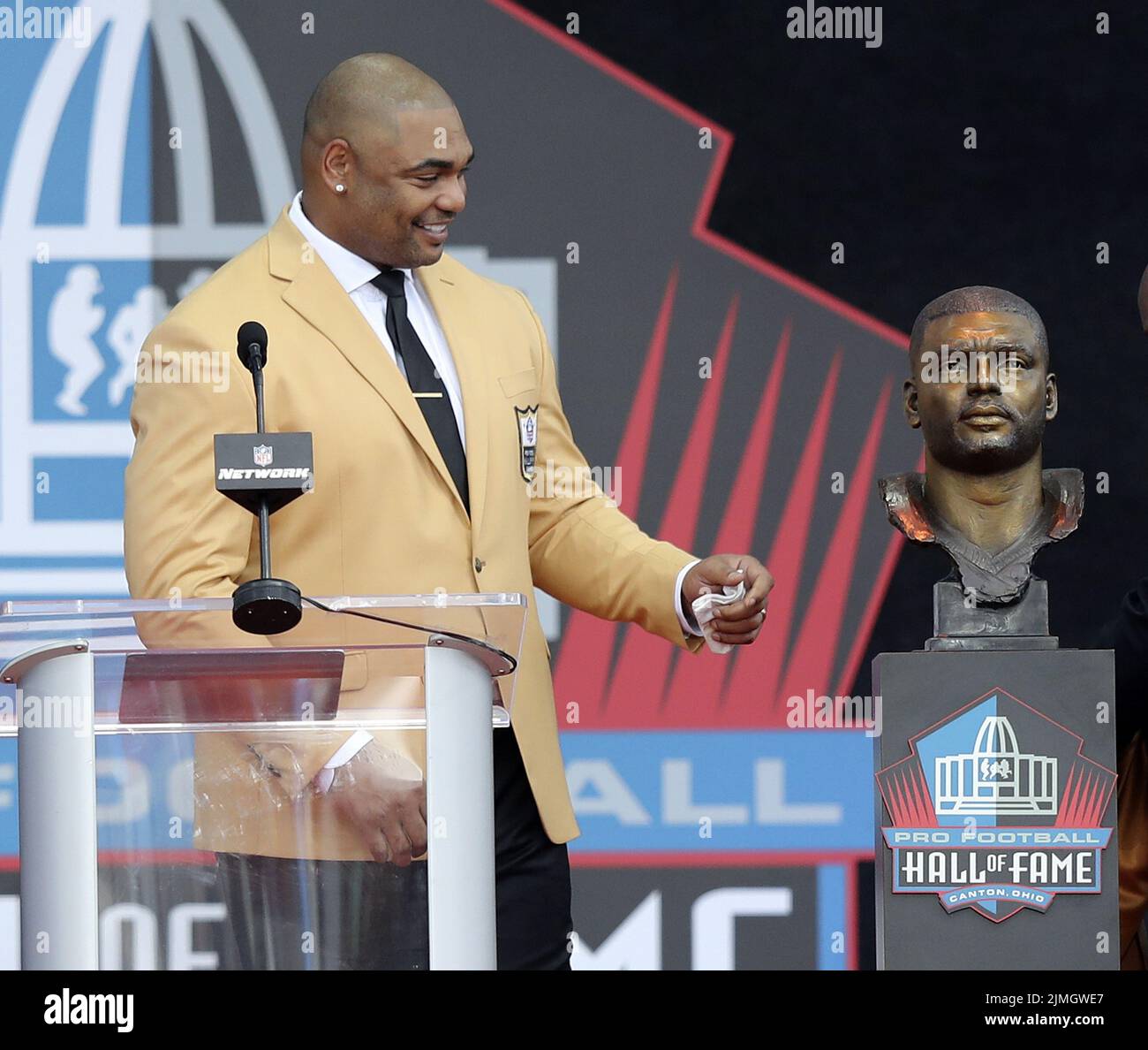 A fan holds up a sign during the induction ceremony at the Pro Football Hall  of Fame, Saturday, Aug. 3, 2019, in Canton, Ohio. (AP Photo/David Richard  Stock Photo - Alamy