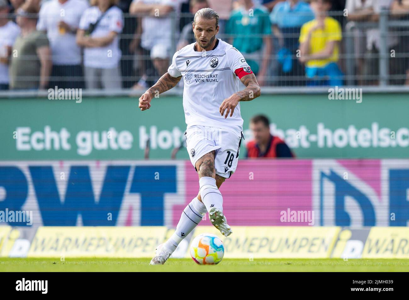 Sandhausen, Germany. 05th Aug, 2022. Soccer: 2nd Bundesliga, SV Sandhausen - Fortuna Düsseldorf, Matchday 3, BWT-Stadion am Hardtwald. Sandhausen's Dennis Diekmeier in action. Credit: Tom Weller/dpa - IMPORTANT NOTE: In accordance with the requirements of the DFL Deutsche Fußball Liga and the DFB Deutscher Fußball-Bund, it is prohibited to use or have used photographs taken in the stadium and/or of the match in the form of sequence pictures and/or video-like photo series./dpa/Alamy Live News Stock Photo
