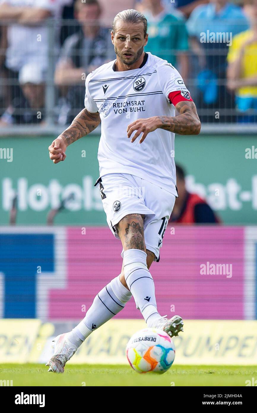 Sandhausen, Germany. 05th Aug, 2022. Soccer: 2nd Bundesliga, SV Sandhausen - Fortuna Düsseldorf, Matchday 3, BWT-Stadion am Hardtwald. Sandhausen's Dennis Diekmeier in action. Credit: Tom Weller/dpa - IMPORTANT NOTE: In accordance with the requirements of the DFL Deutsche Fußball Liga and the DFB Deutscher Fußball-Bund, it is prohibited to use or have used photographs taken in the stadium and/or of the match in the form of sequence pictures and/or video-like photo series./dpa/Alamy Live News Stock Photo