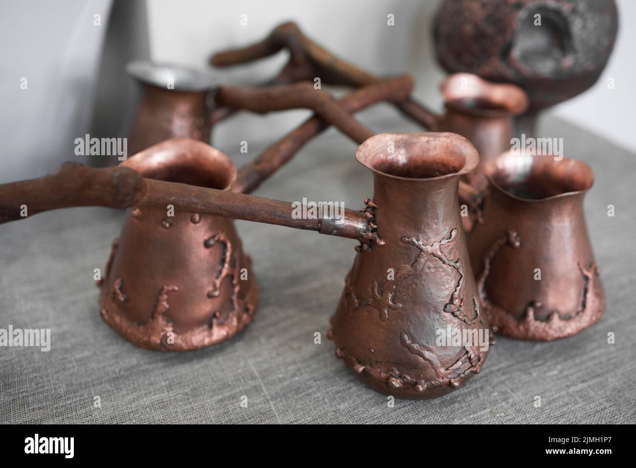 https://c8.alamy.com/comp/2JMH1P7/handmade-metal-cezves-for-turkish-coffee-choosing-a-cezves-for-coffee-concept-2JMH1P7.jpg