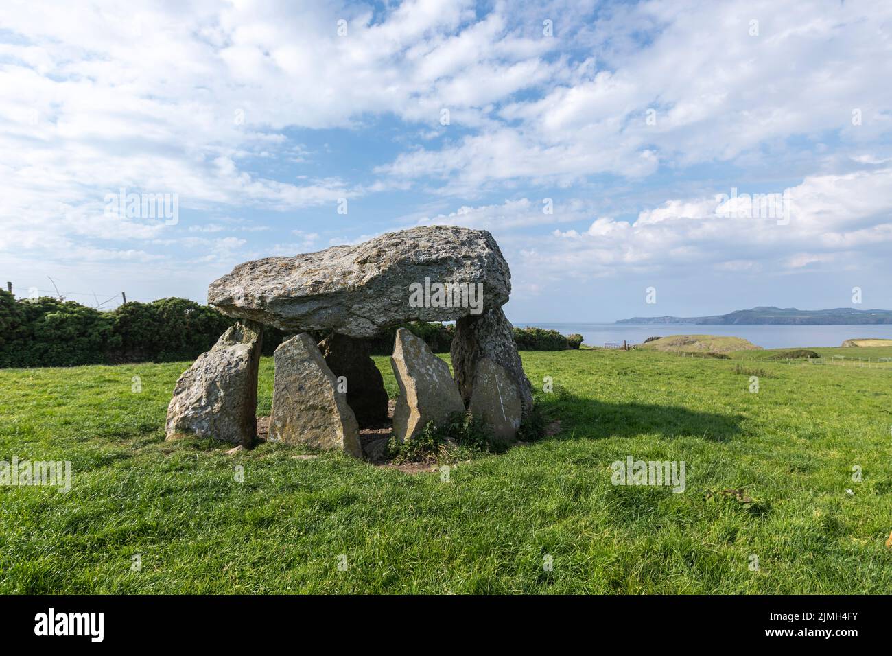 Carreg Samson,  Samson's Stone, or the Longhouse,  Neolithic dolmen, Abercastle, Pembrokeshire, Wales, UK. Stock Photo