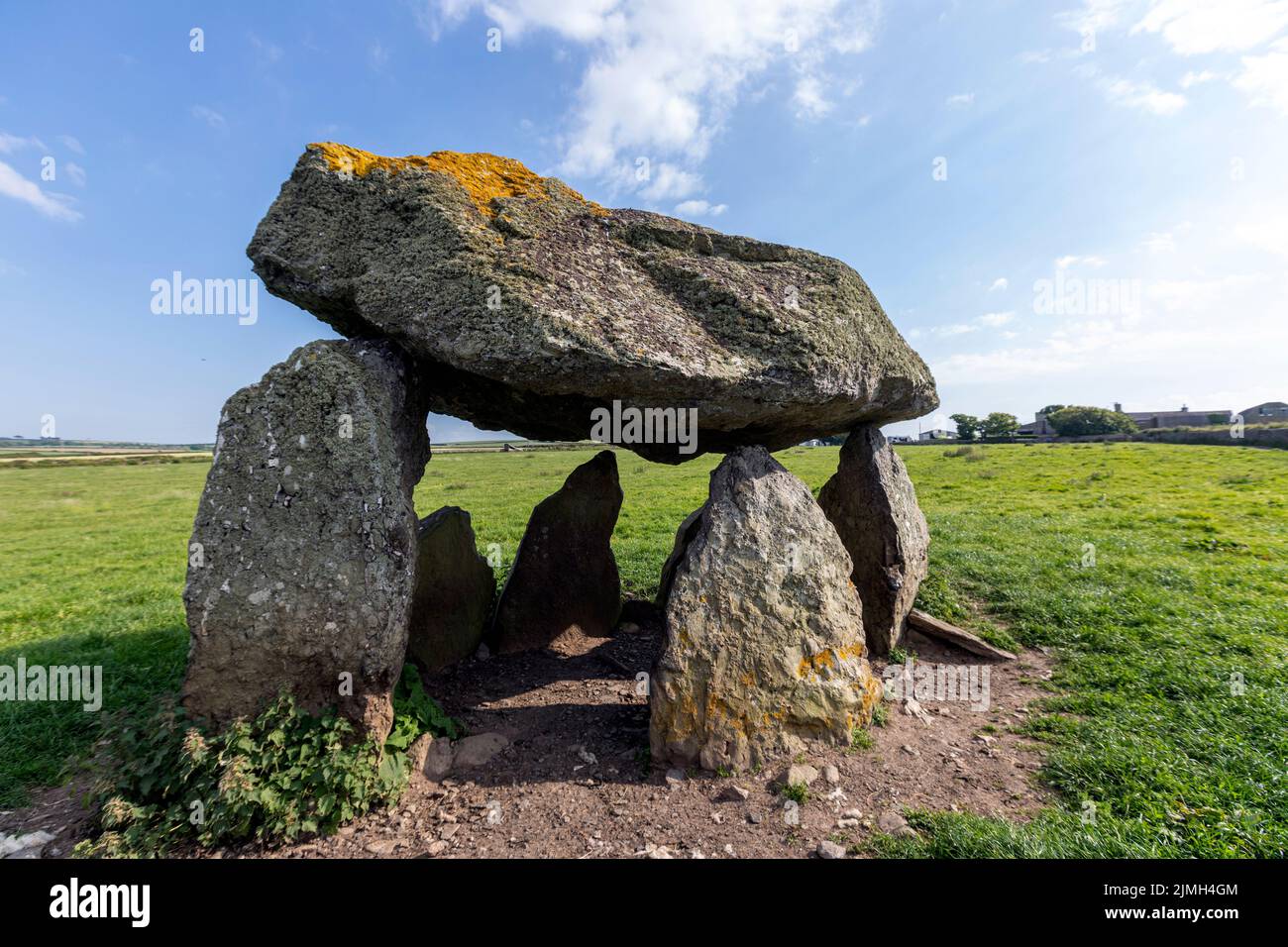 Carreg Samson,  Samson's Stone, or the Longhouse,  Neolithic dolmen, Abercastle, Pembrokeshire, Wales, UK. Stock Photo