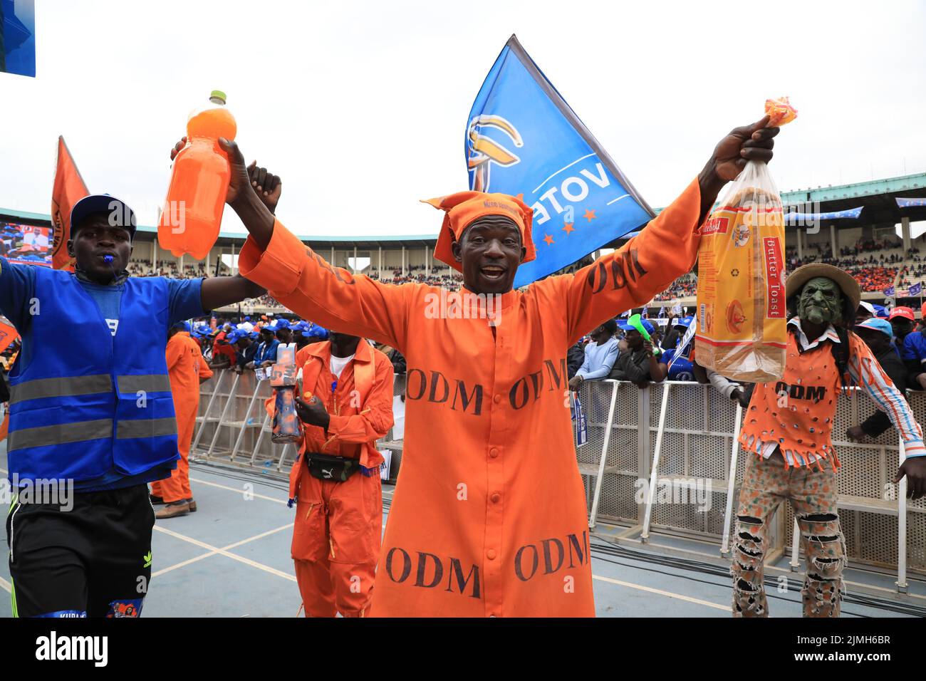 Nairobi, Kenya. 06th Aug, 2022. A supporter of Azimio la Umoja One Kenya presidential candidate Raila Odinga is seen dancing while holding bread and bottle of soda during the final day of campaigns at the Kasarani Stadium in Nairobi. The August 9, 2022 general elections will be his fifth attempt at the presidency. Credit: SOPA Images Limited/Alamy Live News Stock Photo