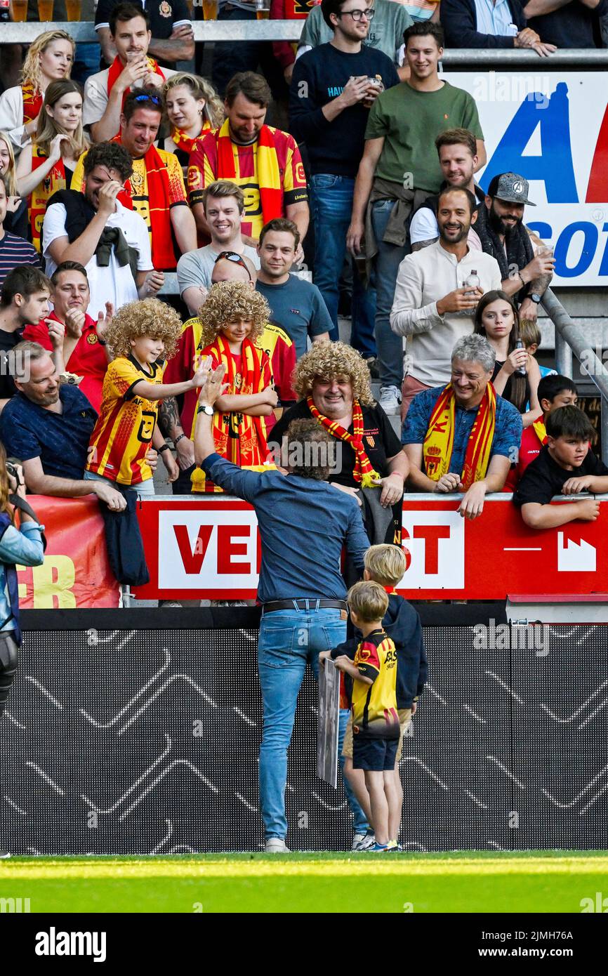 Mechelen's former player Arjan Swinkels greets the supporters ahead of a soccer match between KV Mechelen and Royale Union Saint-Gilloise, Saturday 06 August 2022 in Mechelen, on day 3 of the 2022-2023 'Jupiler Pro League' first division of the Belgian championship. BELGA PHOTO TOM GOYVAERTS Stock Photo