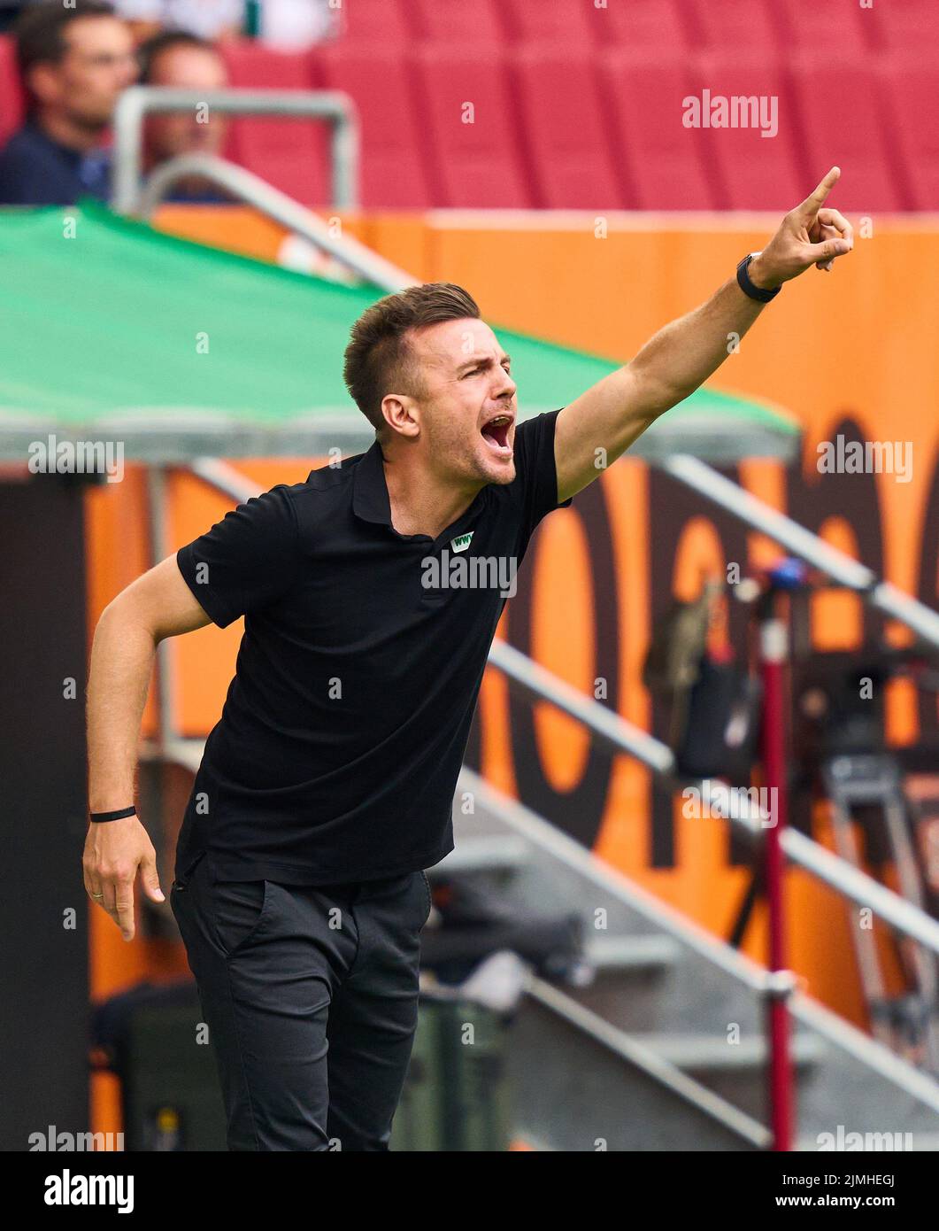 Enrico Maassen, FCA coach,  team manager,  in the match FC AUGSBURG - SC FREIBURG 1.German Football League on Aug 06, 2022 in Augsburg, Germany. Season 2022/2023, matchday 1, 1.Bundesliga, FCB, Munich, 1.Spieltag © Peter Schatz / Alamy Live News    - DFL REGULATIONS PROHIBIT ANY USE OF PHOTOGRAPHS as IMAGE SEQUENCES and/or QUASI-VIDEO - Stock Photo