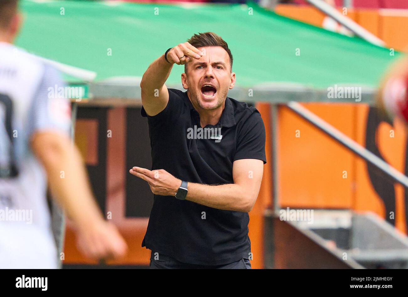 Enrico Maassen, FCA coach,  team manager, geste in the match FC AUGSBURG - SC FREIBURG 1.German Football League on Aug 06, 2022 in Augsburg, Germany. Season 2022/2023, matchday 1, 1.Bundesliga, FCB, Munich, 1.Spieltag © Peter Schatz / Alamy Live News    - DFL REGULATIONS PROHIBIT ANY USE OF PHOTOGRAPHS as IMAGE SEQUENCES and/or QUASI-VIDEO - Stock Photo