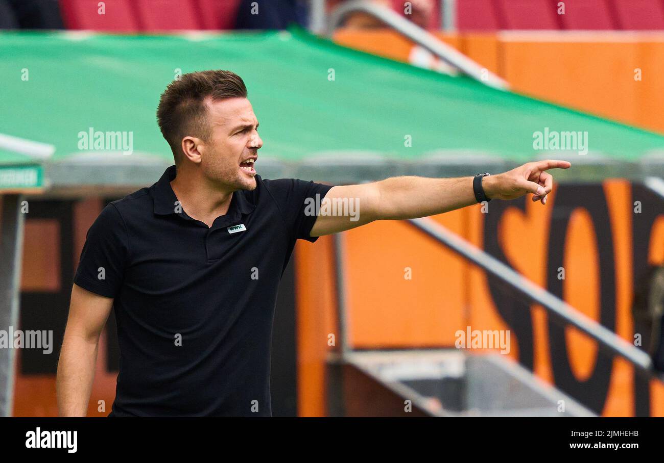 Enrico Maassen, FCA coach,  team manager,  in the match FC AUGSBURG - SC FREIBURG 1.German Football League on Aug 06, 2022 in Augsburg, Germany. Season 2022/2023, matchday 1, 1.Bundesliga, FCB, Munich, 1.Spieltag © Peter Schatz / Alamy Live News    - DFL REGULATIONS PROHIBIT ANY USE OF PHOTOGRAPHS as IMAGE SEQUENCES and/or QUASI-VIDEO - Stock Photo