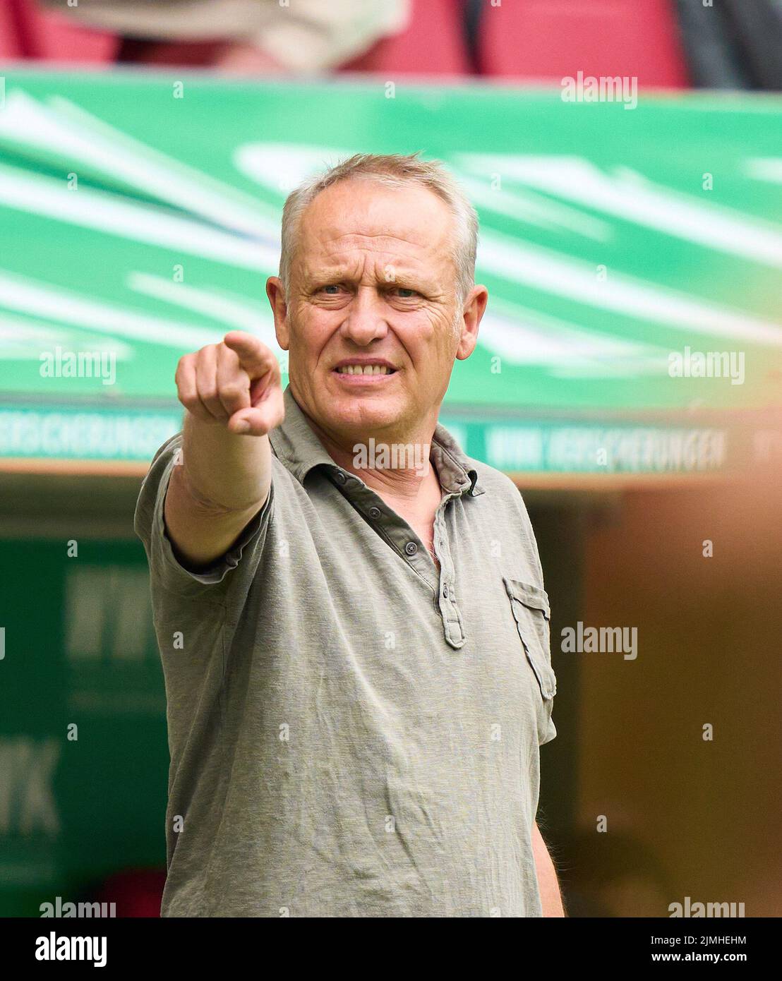 Christian STREICH, FRG Trainer , geste in the match FC AUGSBURG - SC FREIBURG 1.German Football League on Aug 06, 2022 in Augsburg, Germany. Season 2022/2023, matchday 1, 1.Bundesliga, FCB, Munich, 1.Spieltag © Peter Schatz / Alamy Live News    - DFL REGULATIONS PROHIBIT ANY USE OF PHOTOGRAPHS as IMAGE SEQUENCES and/or QUASI-VIDEO - Stock Photo