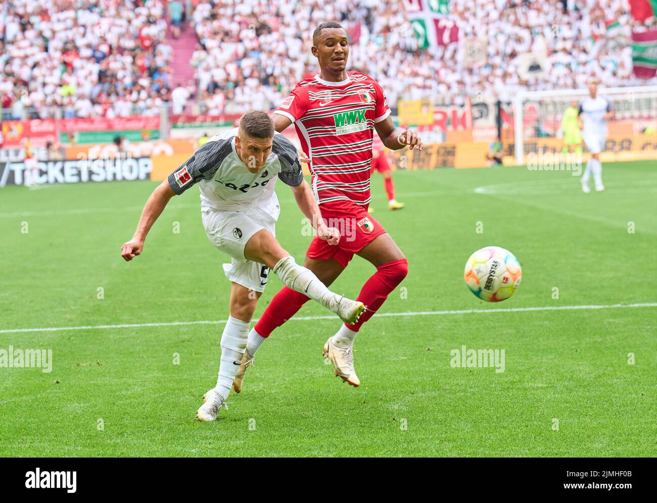Roland SALLAI, FRG 22  compete for the ball, tackling, duel, header, zweikampf, action, fight against Felix UDUOKHAI, FCA 19  in the match FC AUGSBURG - SC FREIBURG 0-4 1.German Football League on Aug 06, 2022 in Augsburg, Germany. Season 2022/2023, matchday 1, 1.Bundesliga, FCB, Munich, 1.Spieltag © Peter Schatz / Alamy Live News    - DFL REGULATIONS PROHIBIT ANY USE OF PHOTOGRAPHS as IMAGE SEQUENCES and/or QUASI-VIDEO - Stock Photo