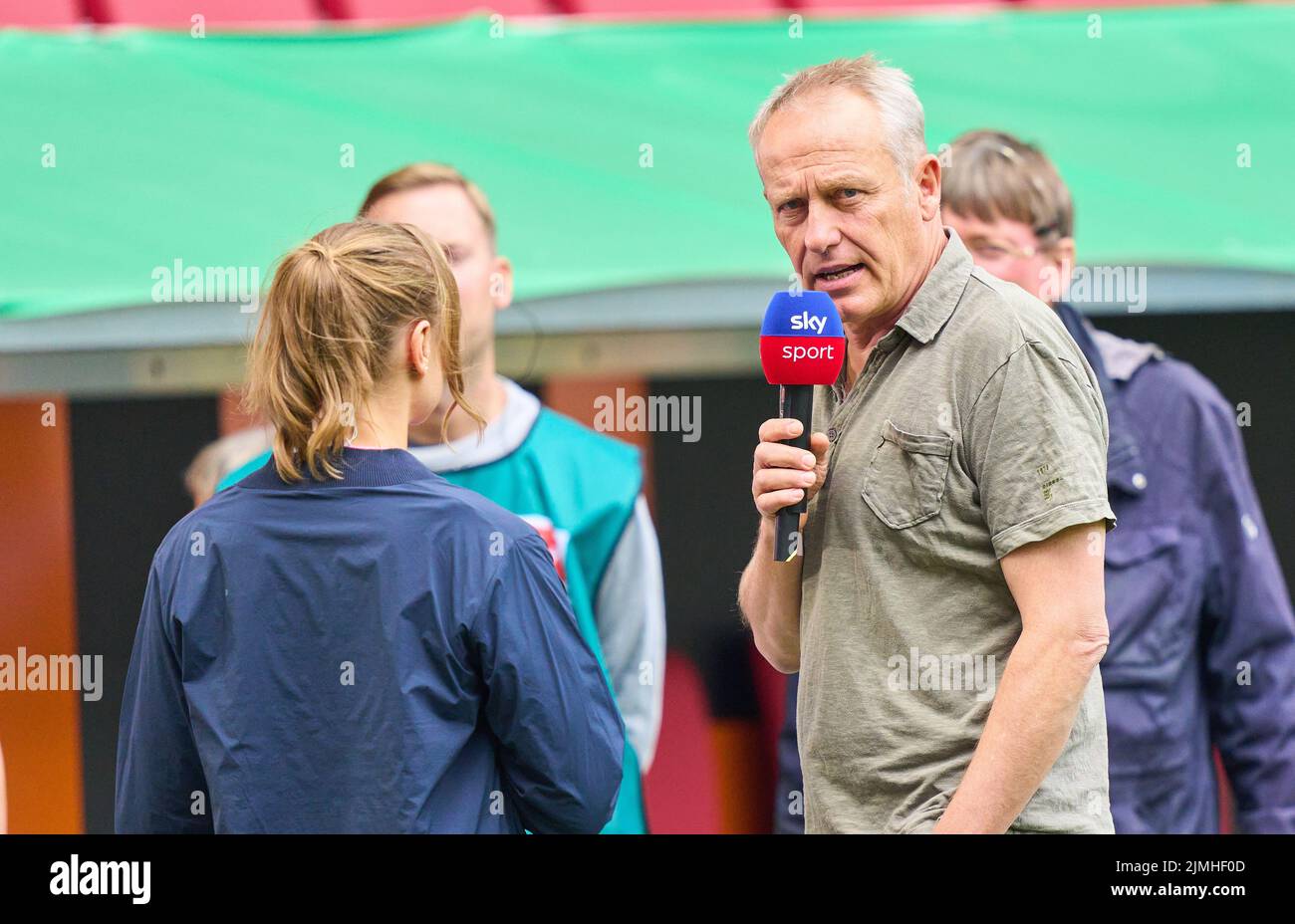 Christian STREICH, FRG Trainer in TV interview in the match FC AUGSBURG - SC FREIBURG 0-4 1.German Football League on Aug 06, 2022 in Augsburg, Germany. Season 2022/2023, matchday 1, 1.Bundesliga, FCB, Munich, 1.Spieltag © Peter Schatz / Alamy Live News    - DFL REGULATIONS PROHIBIT ANY USE OF PHOTOGRAPHS as IMAGE SEQUENCES and/or QUASI-VIDEO - Stock Photo