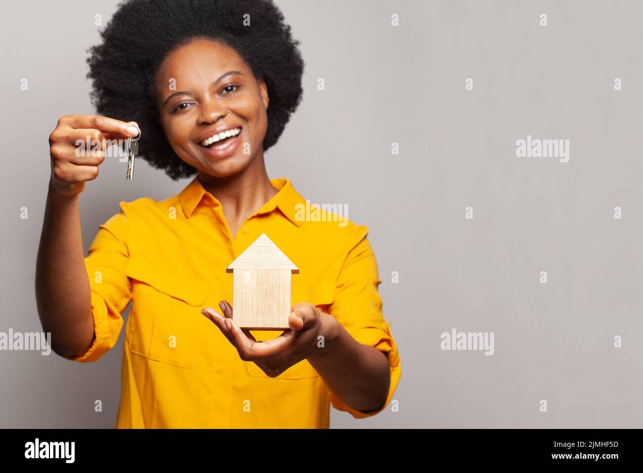 New house keys in hand of happy black woman Stock Photo - Alamy