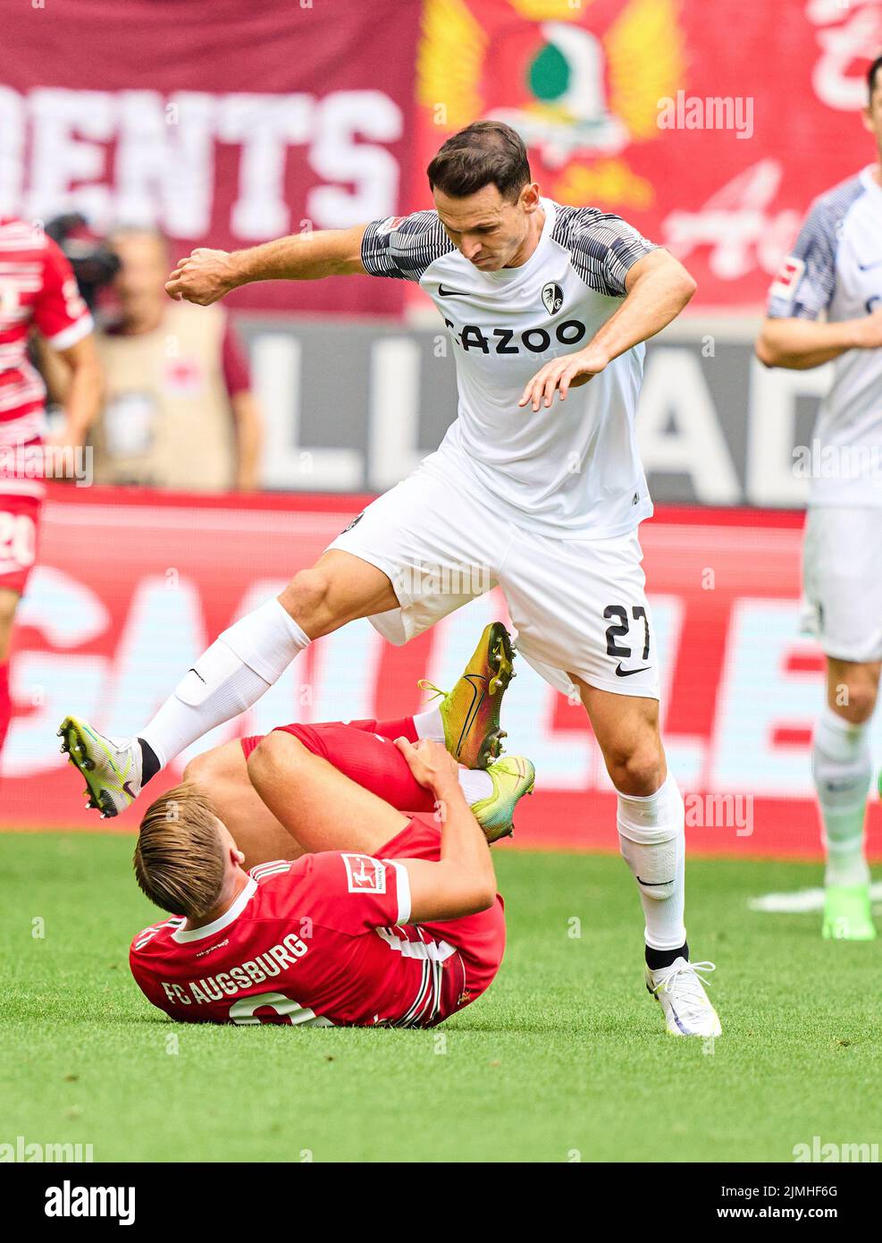 Nicolas Höfler, FRG 27  compete for the ball, tackling, duel, header, zweikampf, action, fight against Ermedin Demirovic, FCA 9  in the match FC AUGSBURG - SC FREIBURG 0-4 1.German Football League on Aug 06, 2022 in Augsburg, Germany. Season 2022/2023, matchday 1, 1.Bundesliga, FCB, Munich, 1.Spieltag © Peter Schatz / Alamy Live News    - DFL REGULATIONS PROHIBIT ANY USE OF PHOTOGRAPHS as IMAGE SEQUENCES and/or QUASI-VIDEO - Stock Photo