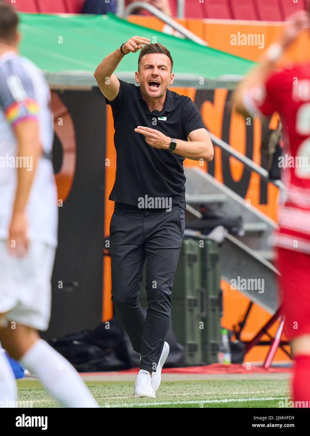 Enrico Maassen, FCA coach,  team manager, geste in the match FC AUGSBURG - SC FREIBURG 0-4 1.German Football League on Aug 06, 2022 in Augsburg, Germany. Season 2022/2023, matchday 1, 1.Bundesliga, FCB, Munich, 1.Spieltag © Peter Schatz / Alamy Live News    - DFL REGULATIONS PROHIBIT ANY USE OF PHOTOGRAPHS as IMAGE SEQUENCES and/or QUASI-VIDEO - Stock Photo