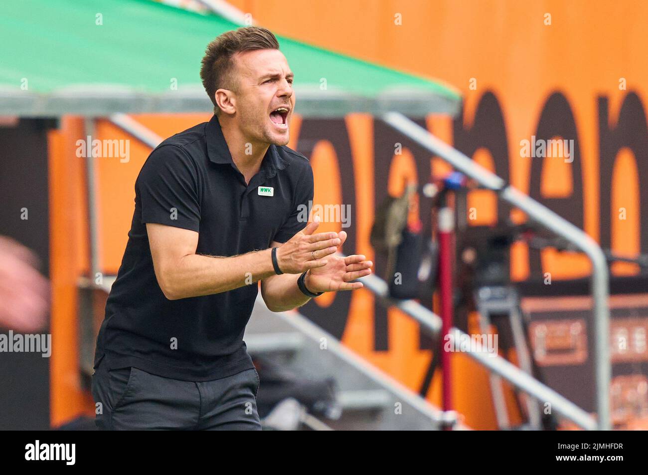Enrico Maassen, FCA coach,  team manager,  in the match FC AUGSBURG - SC FREIBURG 0-4 1.German Football League on Aug 06, 2022 in Augsburg, Germany. Season 2022/2023, matchday 1, 1.Bundesliga, FCB, Munich, 1.Spieltag © Peter Schatz / Alamy Live News    - DFL REGULATIONS PROHIBIT ANY USE OF PHOTOGRAPHS as IMAGE SEQUENCES and/or QUASI-VIDEO - Stock Photo