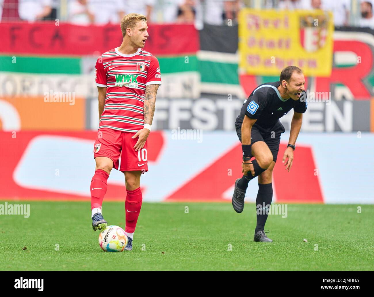 Referee Christian Dingert injury,  whistle, gestures, shows, watch, individual action, Schiedsrichter, Hauptschiedsrichter, schiri,  in the match FC AUGSBURG - SC FREIBURG 0-4 1.German Football League on Aug 06, 2022 in Augsburg, Germany. Season 2022/2023, matchday 1, 1.Bundesliga, FCB, Munich, 1.Spieltag © Peter Schatz / Alamy Live News    - DFL REGULATIONS PROHIBIT ANY USE OF PHOTOGRAPHS as IMAGE SEQUENCES and/or QUASI-VIDEO - Stock Photo