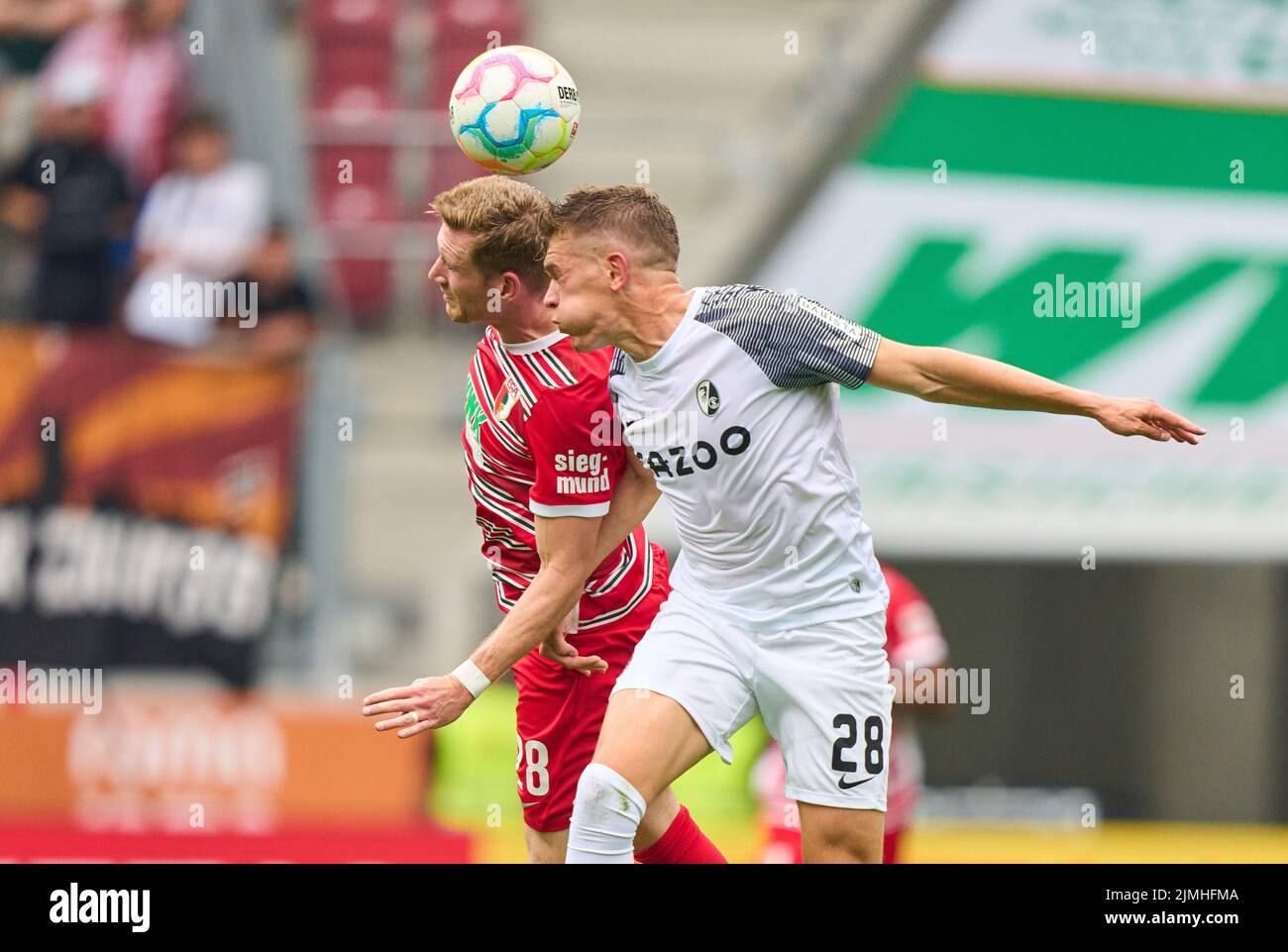 Andre HAHN, FCA 28  compete for the ball, tackling, duel, header, zweikampf, action, fight against Matthias Ginter, FRG 28  in the match FC AUGSBURG - SC FREIBURG 0-4 1.German Football League on Aug 06, 2022 in Augsburg, Germany. Season 2022/2023, matchday 1, 1.Bundesliga, FCB, Munich, 1.Spieltag © Peter Schatz / Alamy Live News    - DFL REGULATIONS PROHIBIT ANY USE OF PHOTOGRAPHS as IMAGE SEQUENCES and/or QUASI-VIDEO - Stock Photo