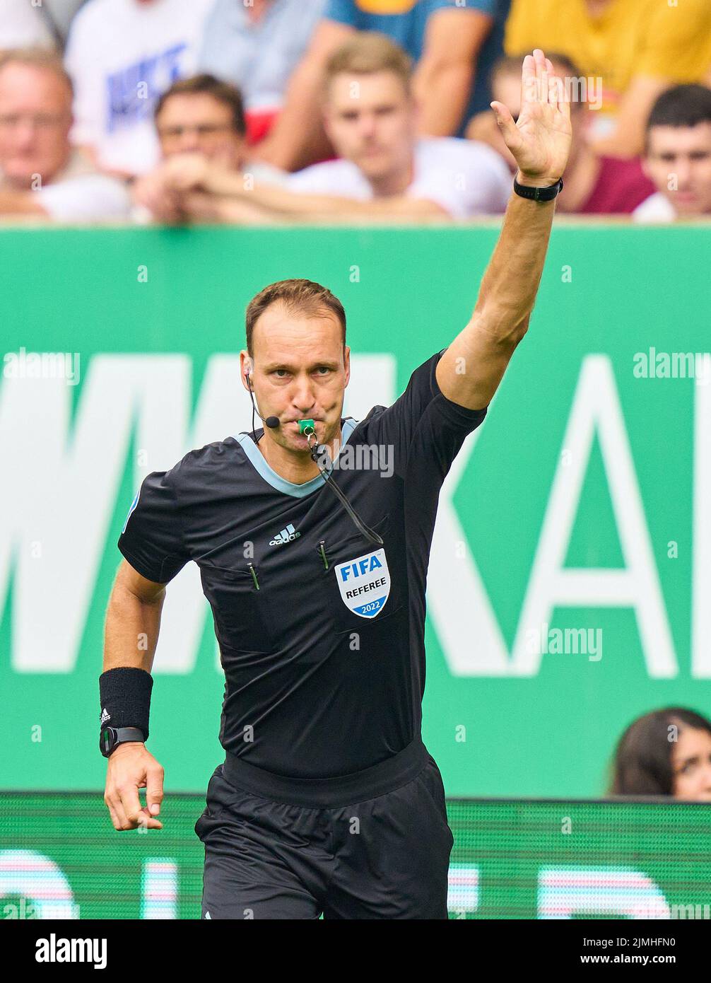 Referee Christian Dingert with whistle, gestures, shows, watch, individual action, Schiedsrichter, Hauptschiedsrichter, schiri,  in the match FC AUGSBURG - SC FREIBURG 0-4 1.German Football League on Aug 06, 2022 in Augsburg, Germany. Season 2022/2023, matchday 1, 1.Bundesliga, FCB, Munich, 1.Spieltag © Peter Schatz / Alamy Live News    - DFL REGULATIONS PROHIBIT ANY USE OF PHOTOGRAPHS as IMAGE SEQUENCES and/or QUASI-VIDEO - Stock Photo