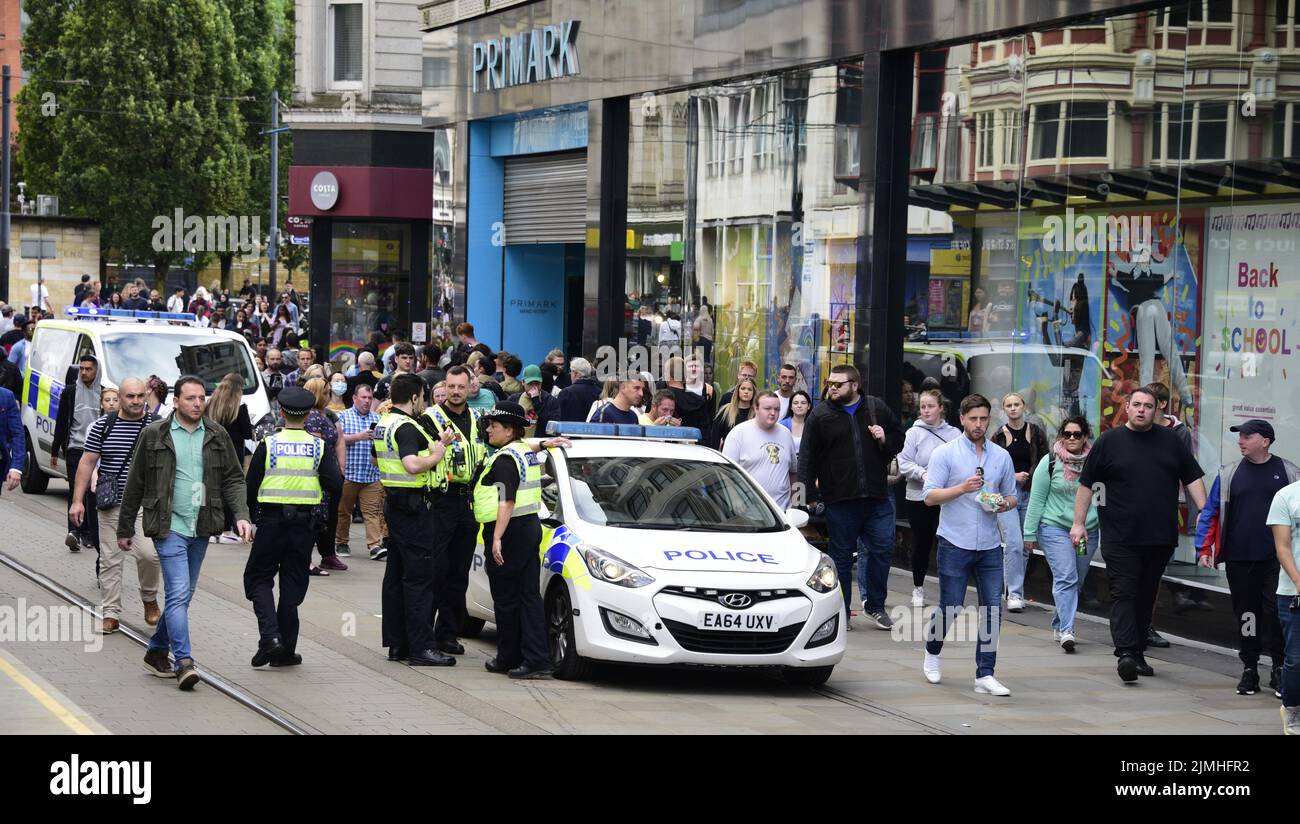 Manchester, UK, 6th August, 2022. Police vehicles parked on the pavement and police officers in discussion at a police incident next to the Primark store in central Manchester, England, United Kingdom, British Isles. Credit: Terry Waller/Alamy Live News Stock Photo