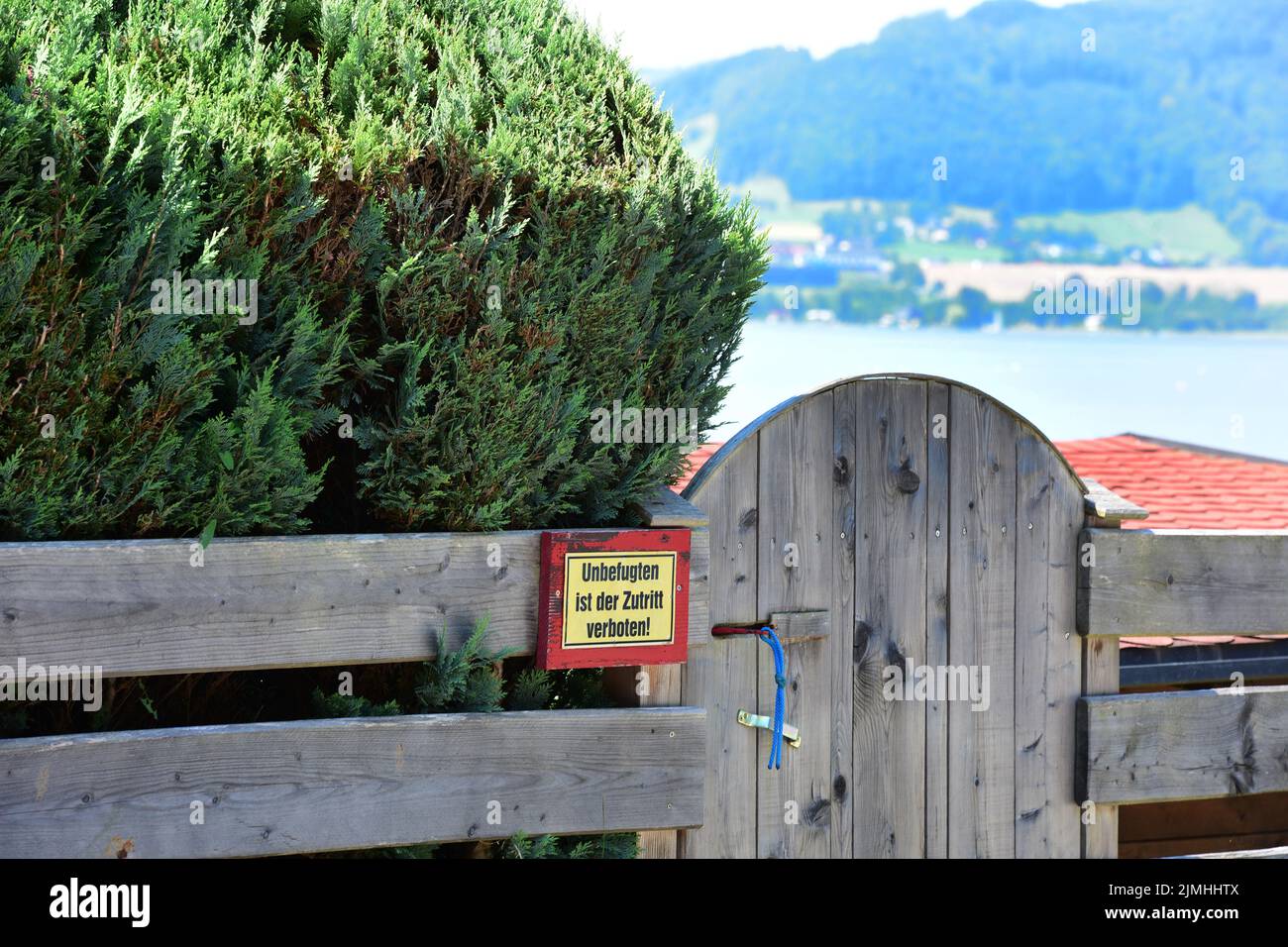 Privatgrundstück am Traunsee - Betreten verboten - Private property on Lake Traunsee - entering prohibited Stock Photo