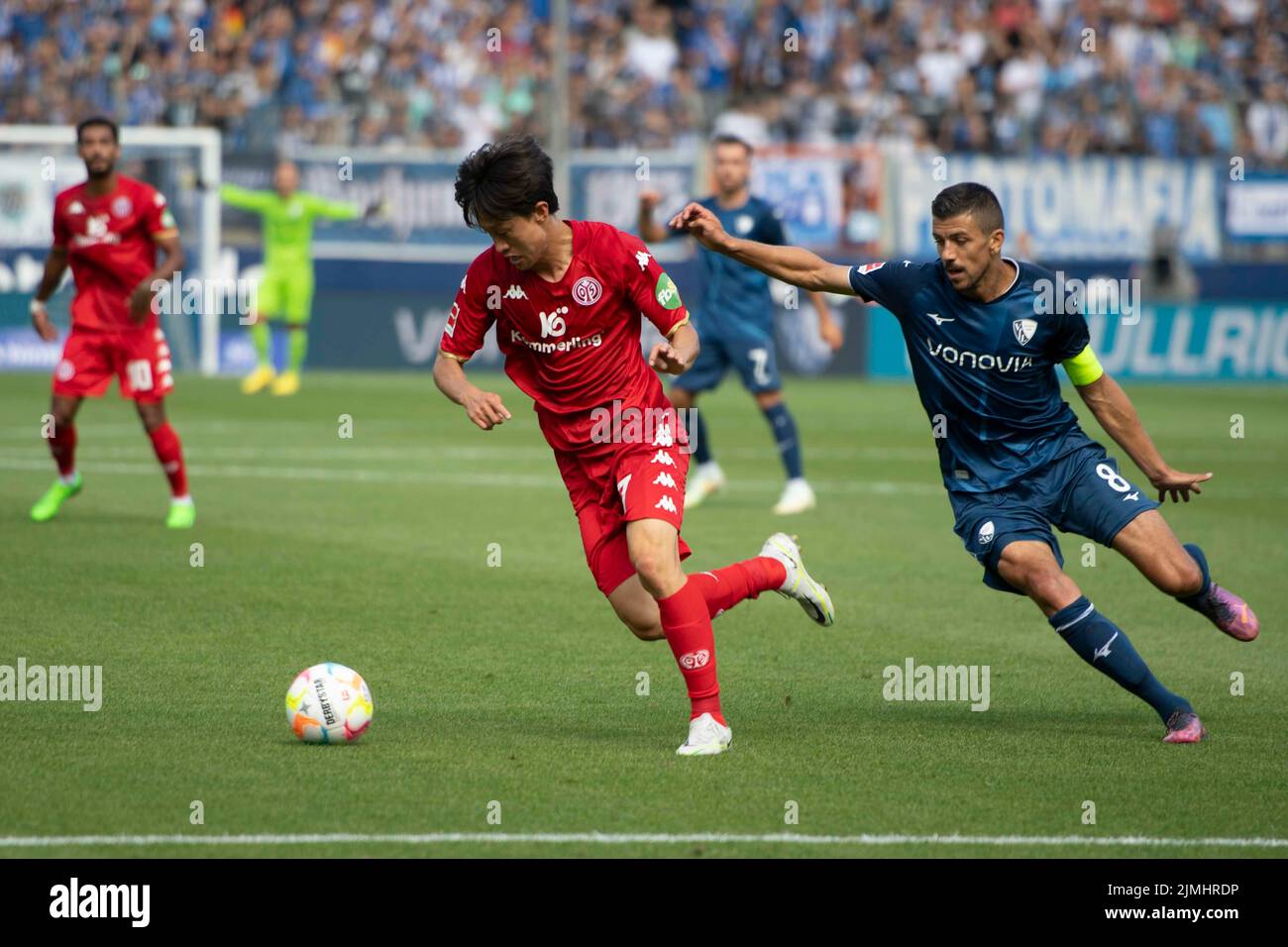 Jae-Sung LEE (MZ) versus Anthony LOSILLA (BO), action, duels, soccer 1st Bundesliga, 1st matchday, VfL Bochum (BO) - FSV FSV FSV Mainz 05 (MZ) 1: 2, on August 6th, 2022 in Bochum/Germany. #DFL regulations prohibit any use of photographs as image sequences and/or quasi-video # © Stock Photo