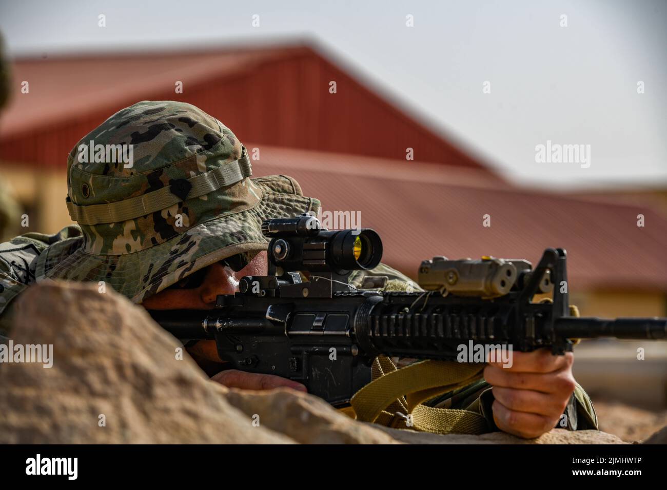 A U.S. Soldier assigned to Task Force Hurricane holds security during a platoon immersion in Al-Kharj, Kingdom of Saudi Arabia, June 12, 2022. The immersion was a training event meant to build interoperability between the U.S Army and RSLF at the platoon level while enhancing both U.S. and partner nation skillsets. (U.S. Air Force photo by Staff Sgt. Noah J. Tancer) Stock Photo