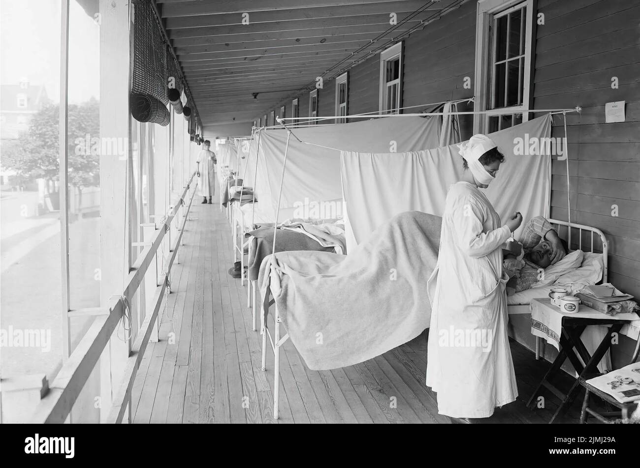 Nurse assists patient during 1918 pandemic at Walter Reed hospital Stock Photo