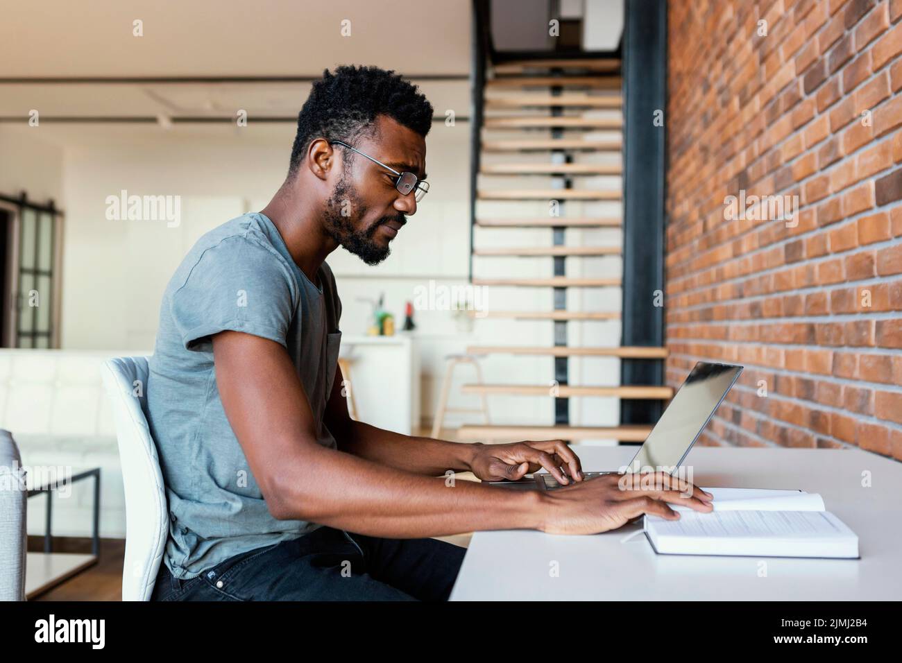 Man at desk hi res stock photography and images Alamy
